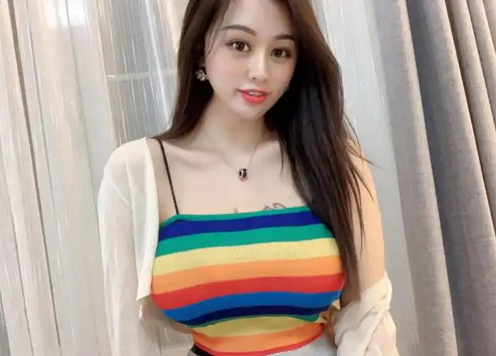 yy大胸主播波妞性感写真生活照衣服都要撑破了弯腰都困难