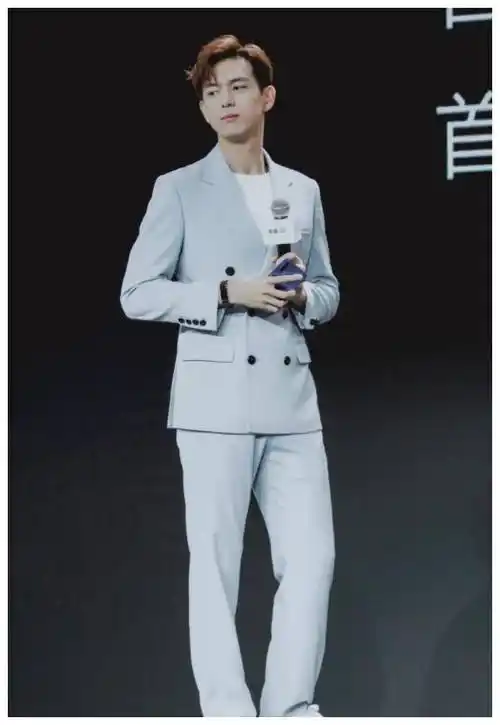 原创李现全身生图曝光一群假粉把他拍成1米6既视感感觉怪萌的