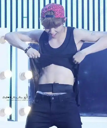 鹿晗做过最羞耻的事情就是秀腹肌,网友笑称这是在给内裤打广告?