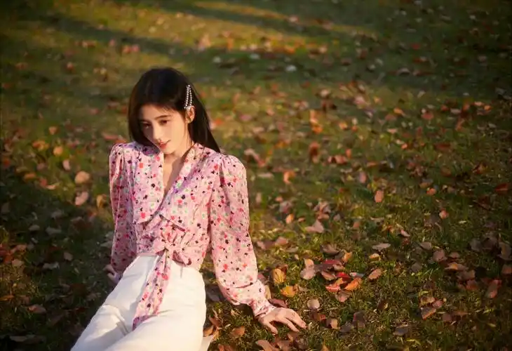 鞠婧祎户外摄影草地树叶4k美女壁纸