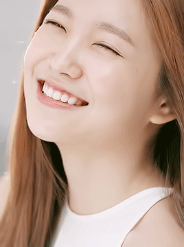 微笑眨眼开心美丽gif动图_动态图_表情包下载_soogif