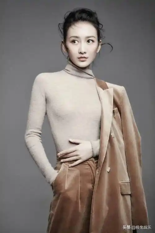 39岁王鸥与德云社成员何九华亲密搂抱,网友:《熟年》宣传铺垫?