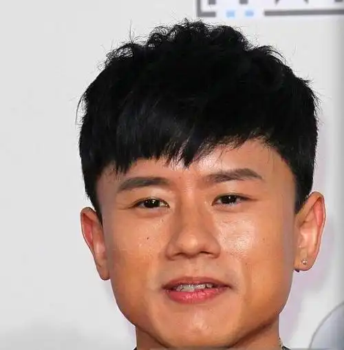 而张杰在镜头中,脸型则几乎变成"国字",五官也稍显紧凑,眼角处也出现