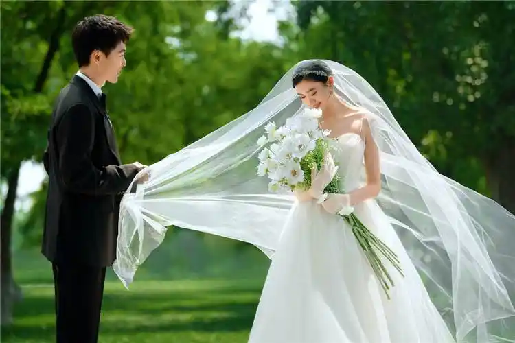 超浪漫.草坪婚礼仪式感婚纱照