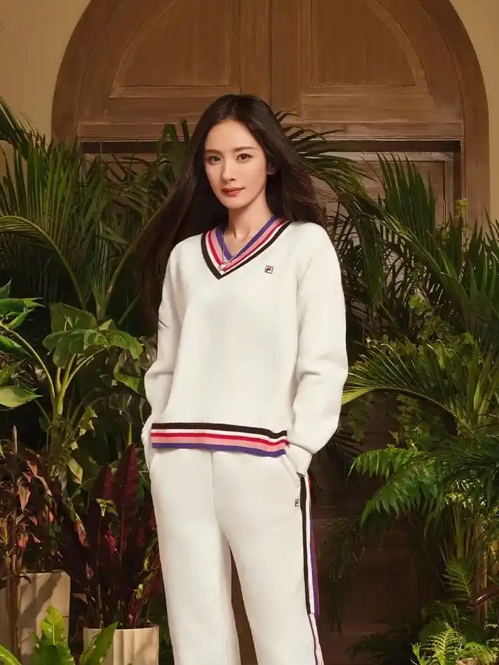 斐乐冬季新款来啦!杨幂同款v领编织毛衣套头衫,学院风个性撞色 - 抖音
