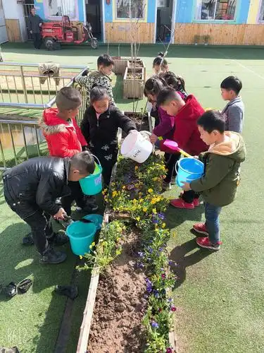 植树节难忘的一天,小朋友为幼儿园添加色彩栽花喽!