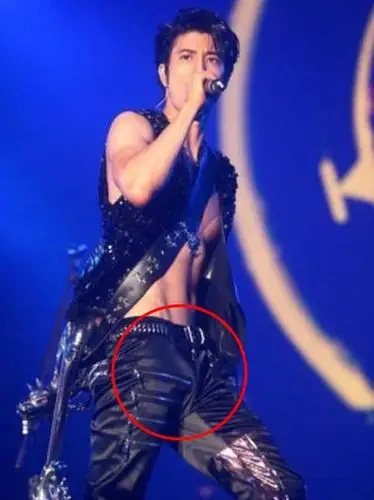 男明星生理激凸好尴尬:这些女神令男主下体有反应