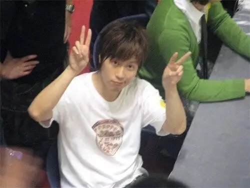 现在年纪大了胖了, 以前年轻的时候算是娃娃脸帅哥吧?