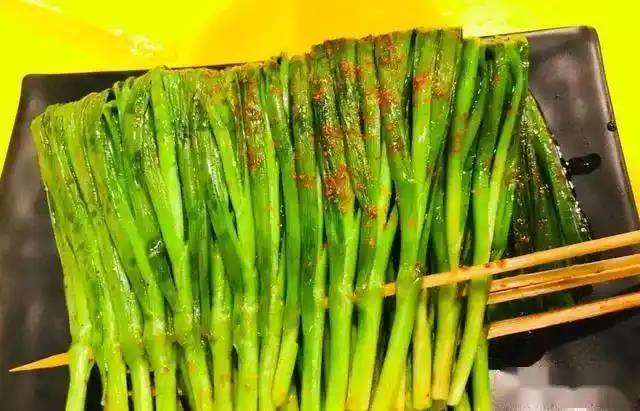 5,烤韭菜烤韭菜可以说是烧烤蔬菜中特别经典的食材之一了,也是每回必