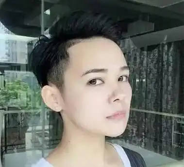 小脸女生黑色剃鬓角短发发型