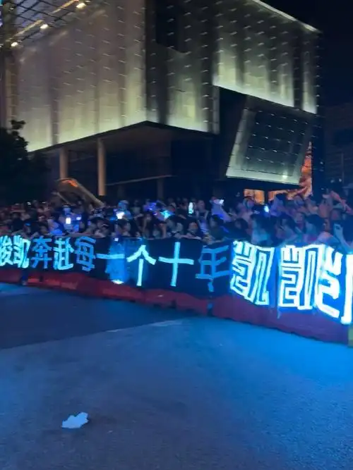 "从开始到未来只为王俊凯",王俊凯在哪,小螃蟹就在哪 蓝海永远追随