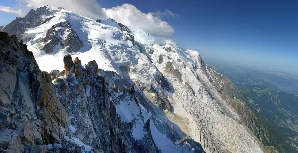 勃朗峰是阿尔卑斯山的最高峰,也是西欧的最高峰,海拔4807米