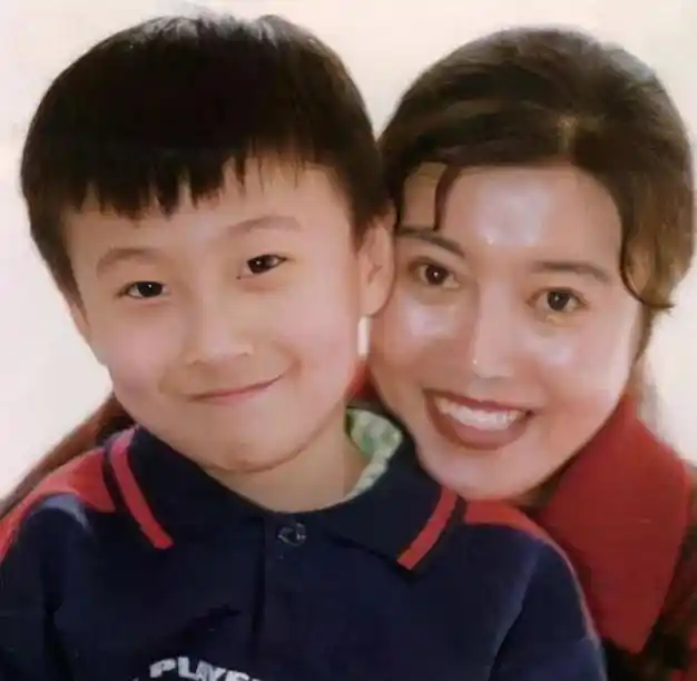 不久之后,丁嘉丽就为这位老师生下了儿子宋新棋,家庭生活也变得越来