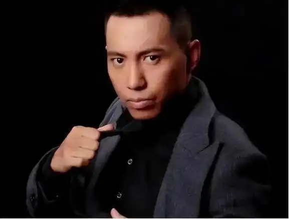 现如今,谷智鑫已经45岁了,可根据他的近况照片看来,岁月未曾在他的