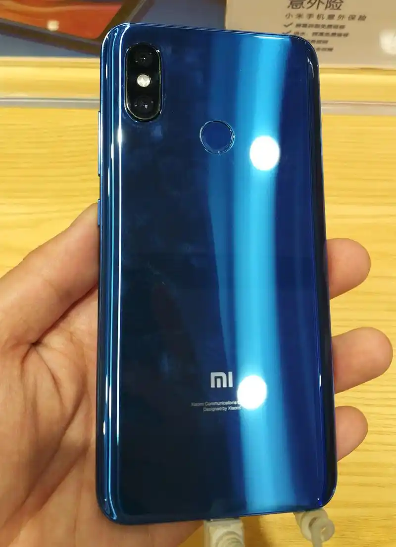 小米8体验后感觉还是骚蓝最漂亮,屏幕惊艳/手感超赞/刘海难看!