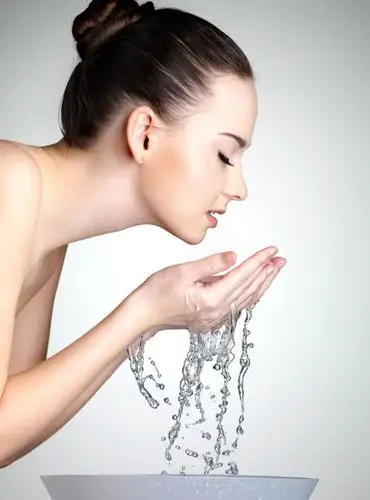 皮肤深层清洁四步骤细致毛孔养出细腻白瓷肌