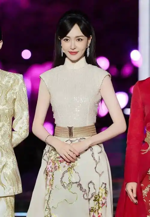 众星跨年晚会造型:杨紫腮红过重,娜扎金晨撞衫,宋茜妆容油腻_发型