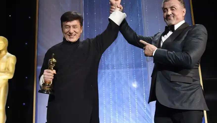 李小龙和成龙谁的地位高(同样是世界功夫巨星,谁的地位高呢?