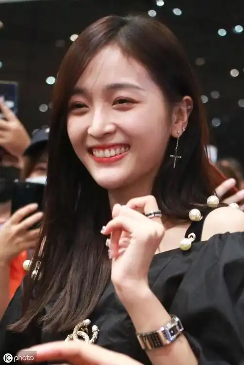 吴宣仪个人相册,笑起来很性感,不笑的时候很气质,有几人不喜欢