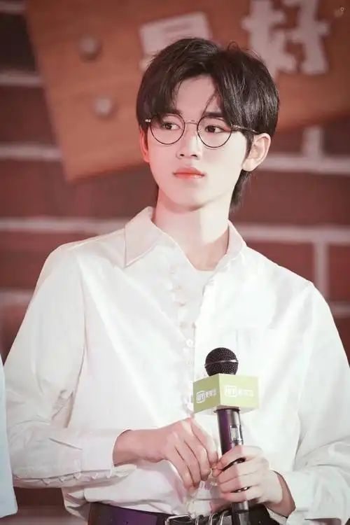 宋亚轩金丝眼镜look出席《萌探探探案》发布会 高情商发言夸奖红雷哥