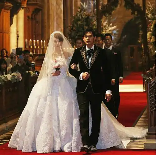 2020新款婚纱昆凌同款英伦古堡长一字肩拖尾婚纱高档蕾丝公主礼服