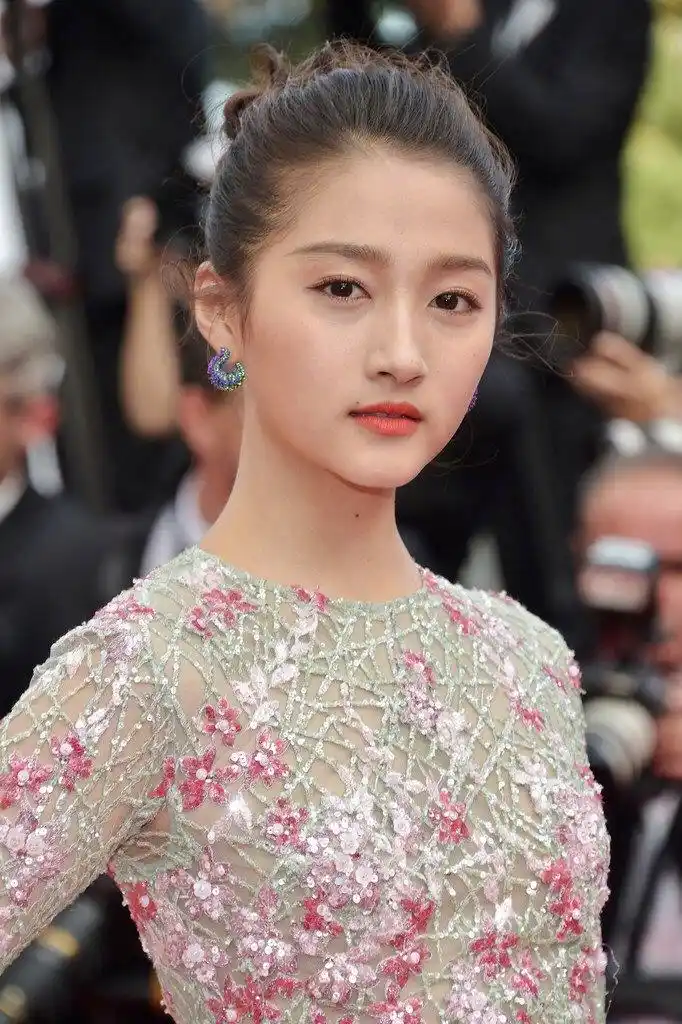 关晓彤生图太优越了,网友:难怪鹿晗会喜欢她了