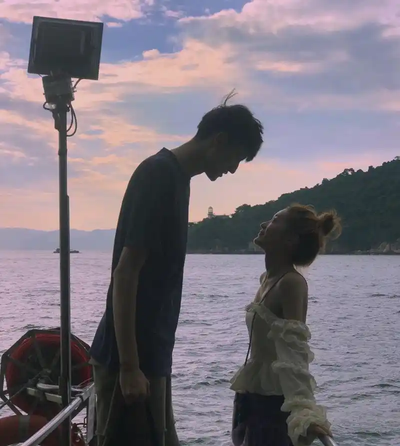 "最萌身高差"大学生情侣火了 男友身高208