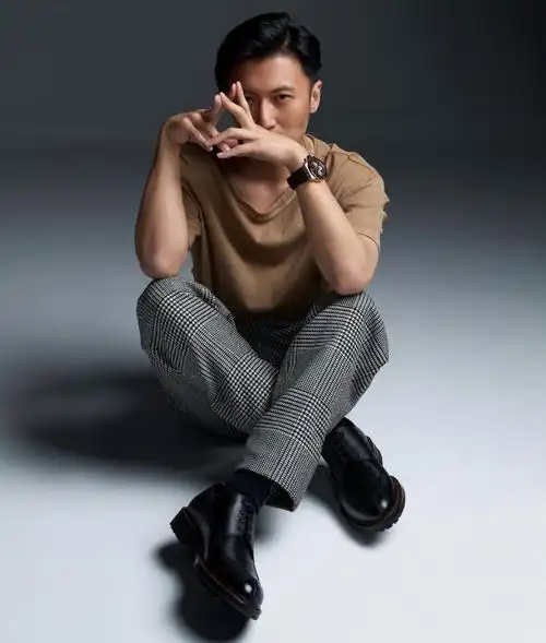 谢霆锋的硬汉形象又与日常生活里的温文尔雅形成了鲜明对比,发型相较