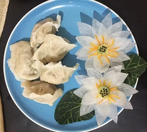 懒妈妈早餐做的简单美丽的盘饰(8)——拼装荷花盘饰