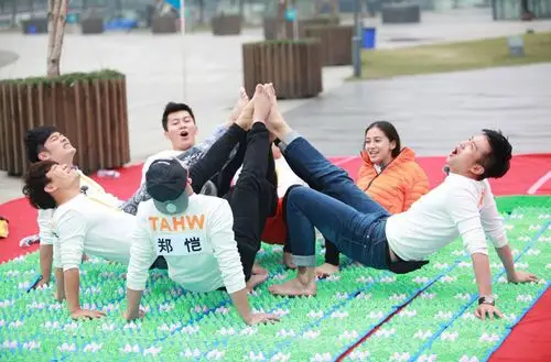 跑男挑战终极指压板明星脱鞋互踩高清大图