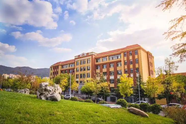 寻找山东最美大学16青岛科技大学王庆波等:《最美行政楼》_参赛