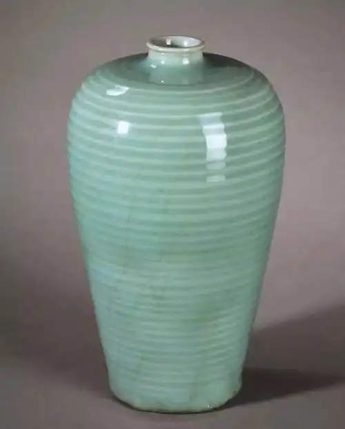 宋龙泉官窑梅子青秞旋纹梅瓶tq