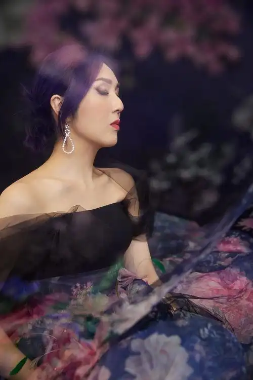 杨千嬅气质超有韵味,一袭华丽花裙尽显灵动风气,紫调发色超亮眼