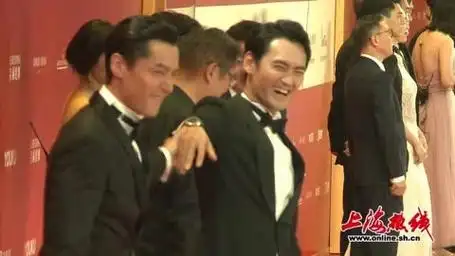 有一种感情叫做胡歌袁弘,走红毯也不忘牵手相拥,廖凡都看乐了