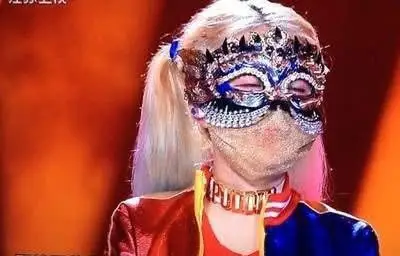 蒙面唱将:小丑女揭面后全场起立鼓掌,被称为最美"暴走萝莉"