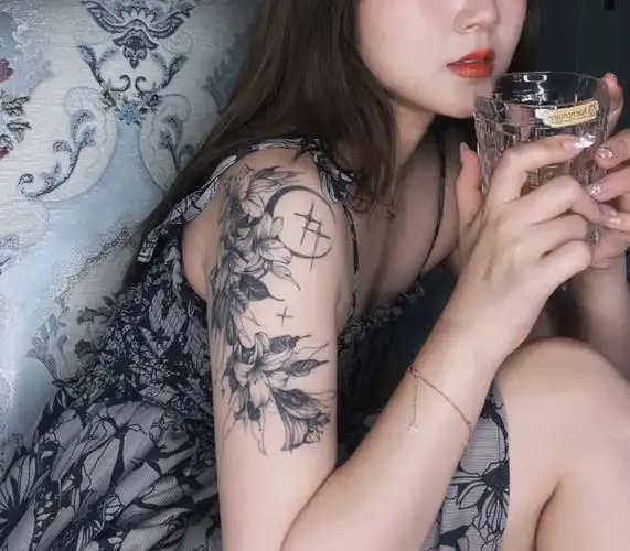 西安纹身女生纹身素花纹身小清新纹身