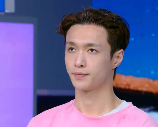 张艺兴《快本》颜值遭考验,现场用清水洗脸,素颜后的眉毛抢镜!