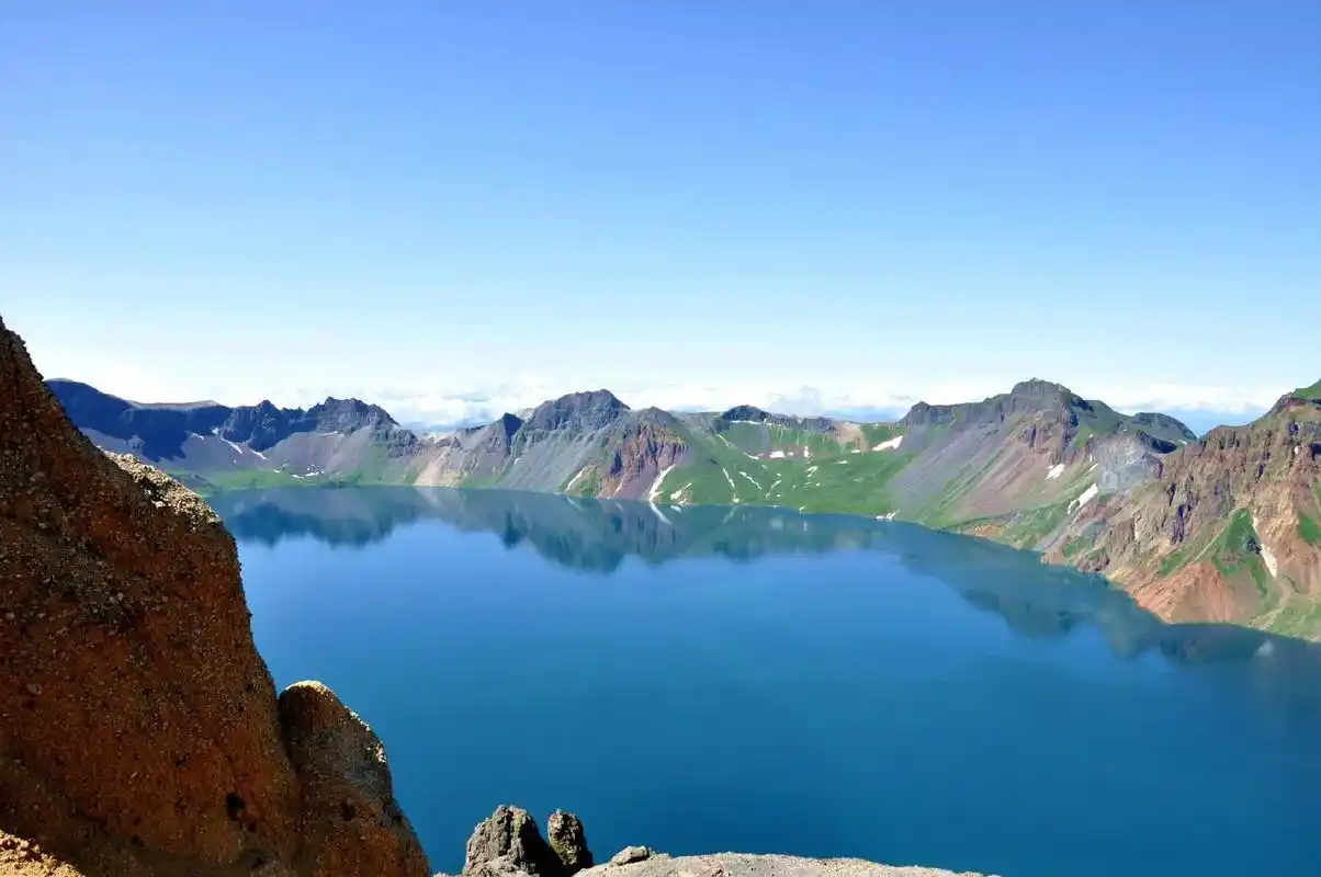 长白山风景如画,天池水清澈见底! - 抖音