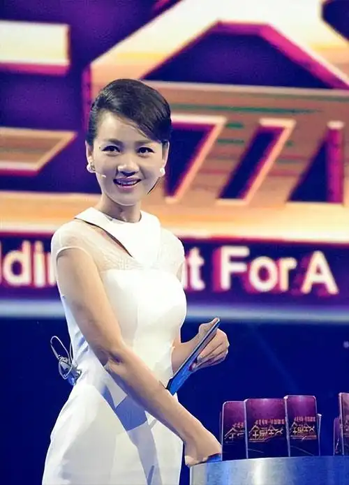 主持人周群住院惹担忧,常年头痛做手术治疗,确诊先天性心脏异常_腾讯