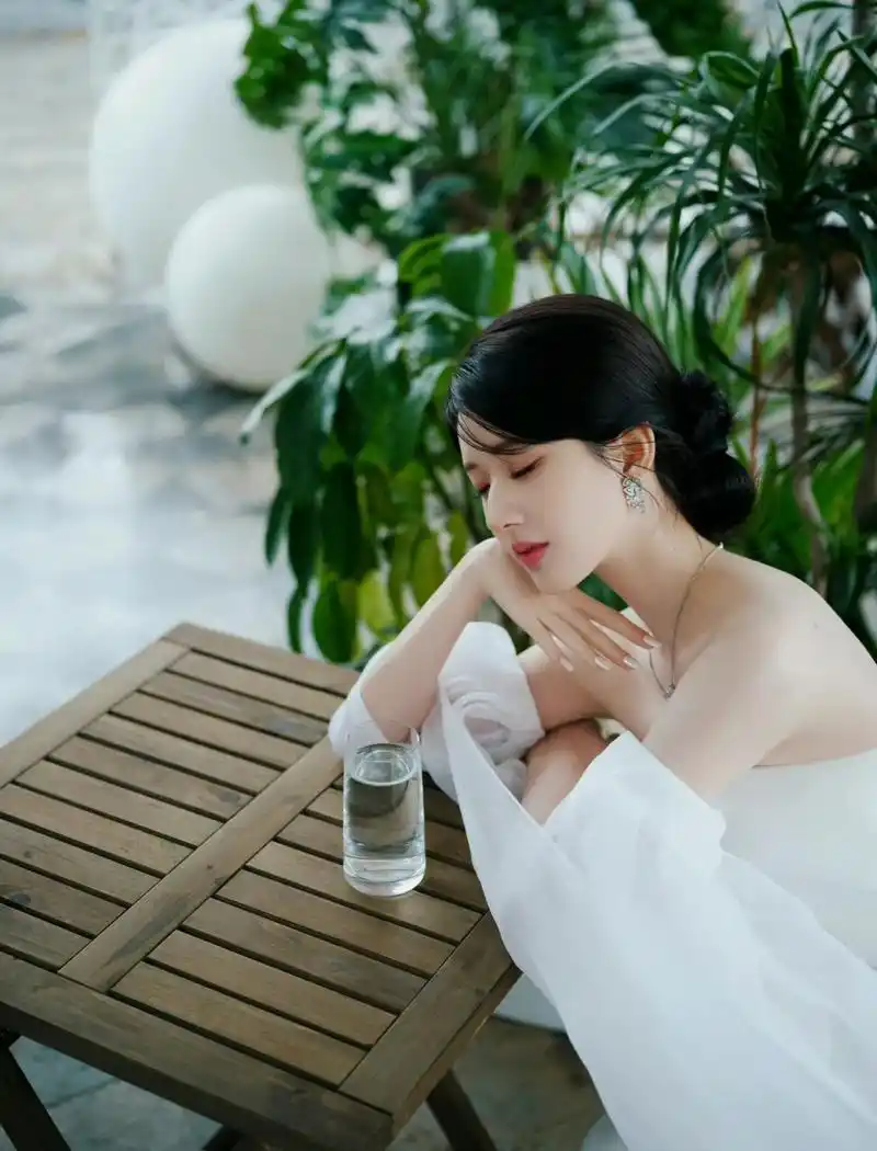 赵露思再穿纯美全白婚纱礼服  我在一场活动上再次看到了赵露思身穿