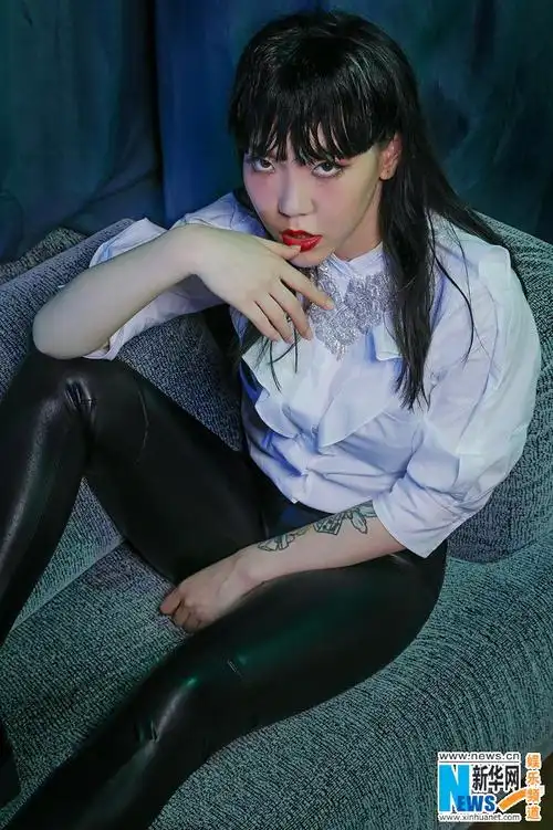 吴莫愁湿发红唇演绎性感 女孩到女人不止百变