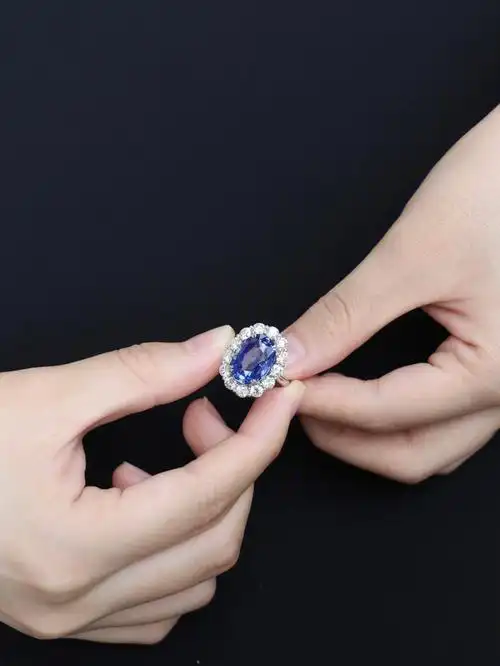 10克拉戒指上手即是c位78蓝宝石戒指