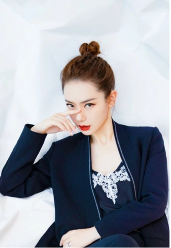 戚薇梳终极丸子头发型现身许嵩上海演唱会俏皮可爱又减龄