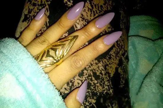 流行美甲新趋势 经典长尖形指甲