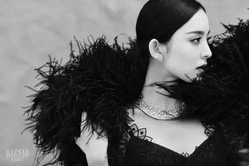 娜扎封面写真五官深邃 留言:温柔的棱角