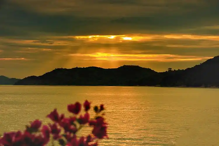 海滨栈道每日早晨的霞光日岀