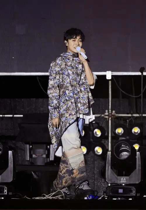 42岁男星演唱会朝台下怒斥,为版权奔波,不让歌迷拍摄,很心酸_吴青峰