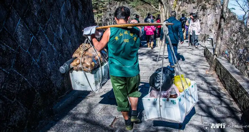 原创黄山最艰难的挑山夫:扁担都被压弯了,上去一趟也挣不了多少钱