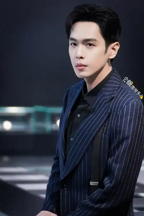 张若昀条纹西装##钟表与奇迹制表工艺##张若昀王阳一日工程师