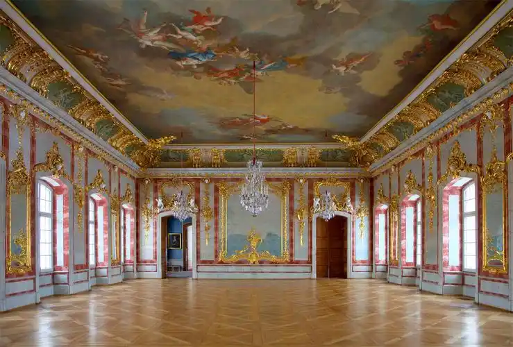 伦达尔宫,粉色大理石舞厅具有典型的拉斯特雷利的设计风格
